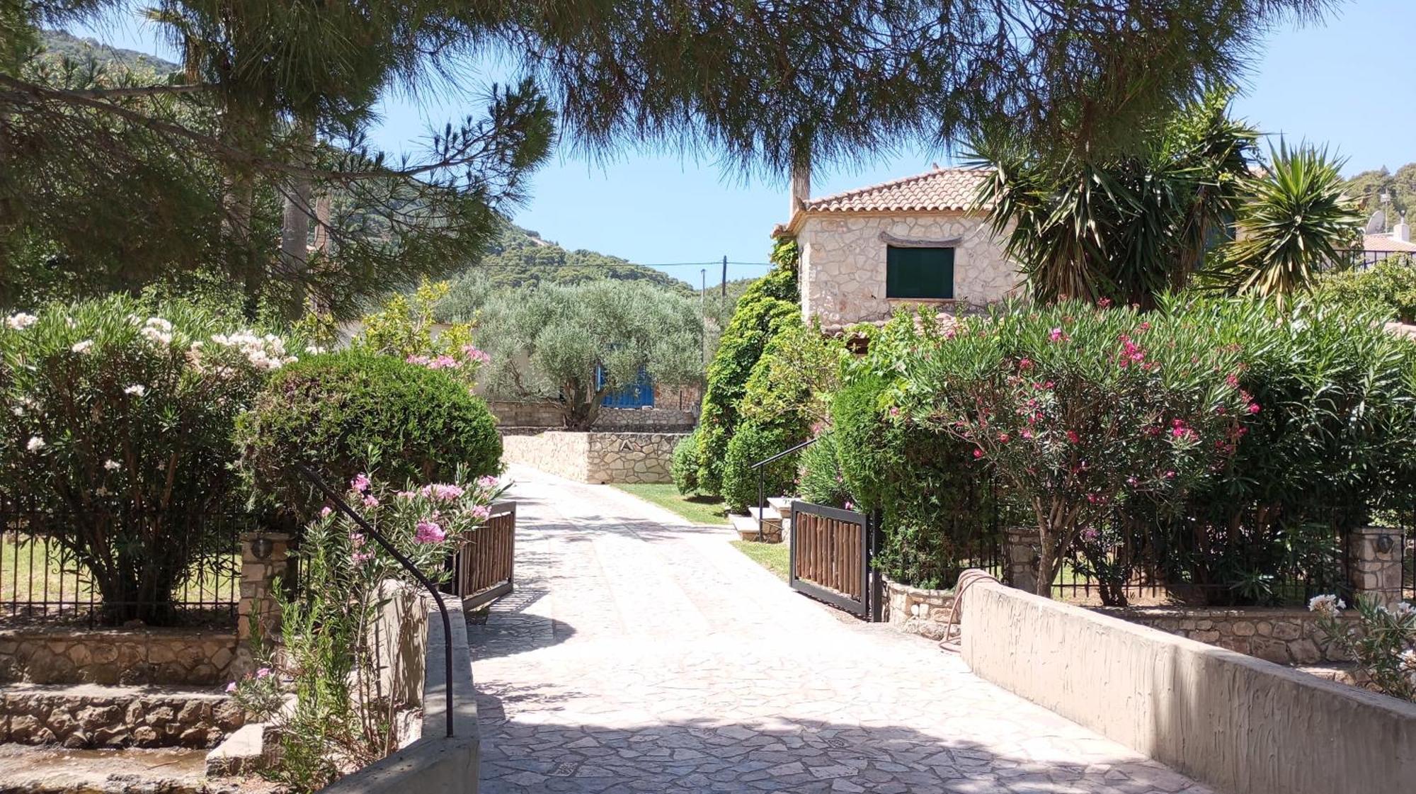 Castello Bellos Villas & Apartments Keri Bagian luar foto